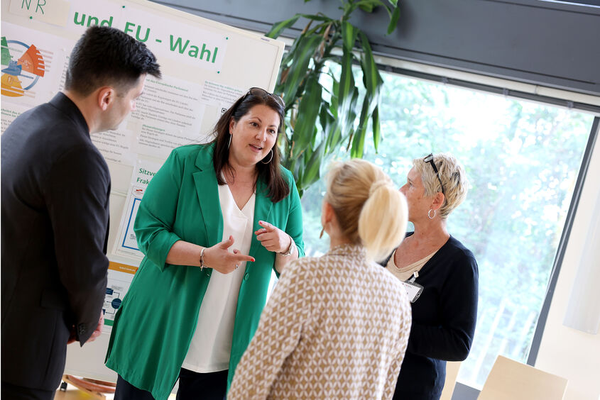 Vizebürgermeisterin und Wohnbaustadträtin Kathrin Gaál besucht das neue Format „Demokratie-Café“ im Grätzl-Zentrum