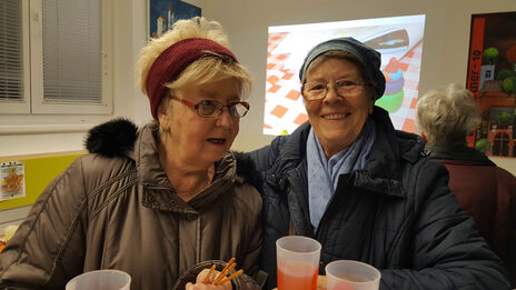 Zwei Besucherinnen mit Getränken