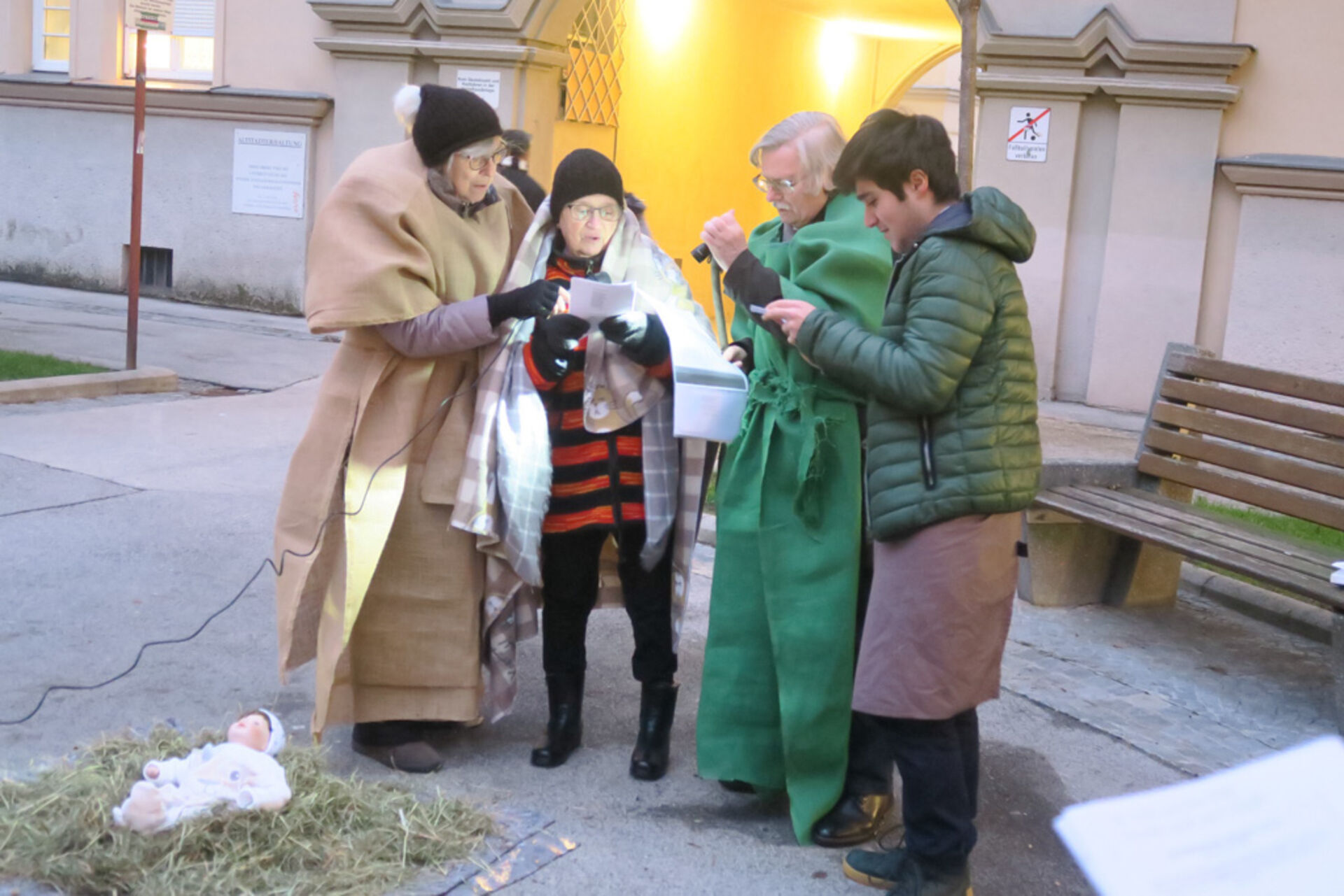 BewohnerInnen beim Singen von Adventliedern