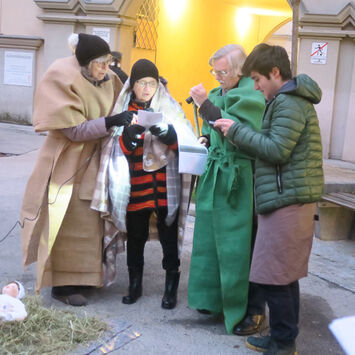 BewohnerInnen beim Singen von Adventliedern