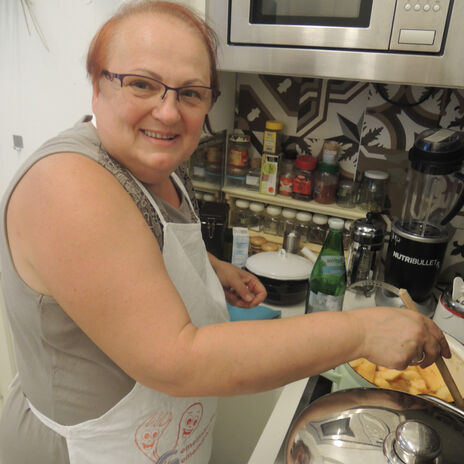 Gemeindebaubewohnerin beim Kochen