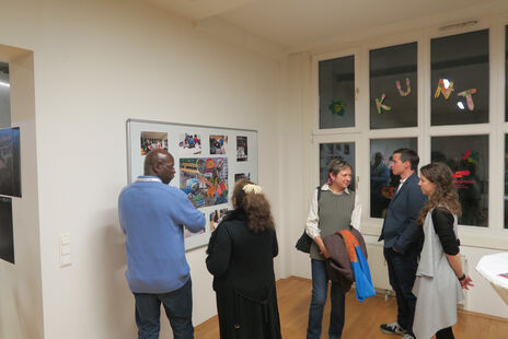 Gäste bewundern Kunstwerke