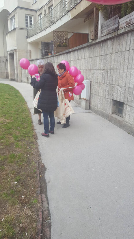 Mit Luftballons, kleinen Geschenken und Einladungskarten haben sie Frauen aus dem Grätzel aktiv ins Frauencafé eingeladen.