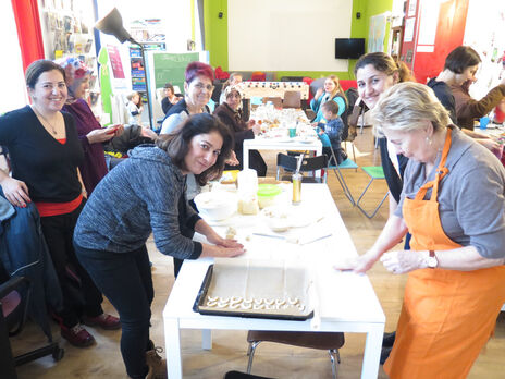 Teilnehmerinnen des Frauencafés backen gemeinsam Kekse