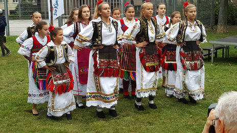 Ein Gruppenbild der Volkstanz-Gruppe aus der Region Bosnien/Kroatien.