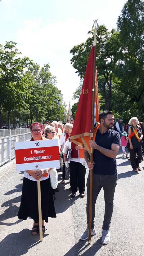 Der 1. Wiener Gemeindebauchor marschiert auf.