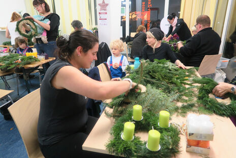 Zahlreiche BewohnerInnen beim Adventkranzbinden