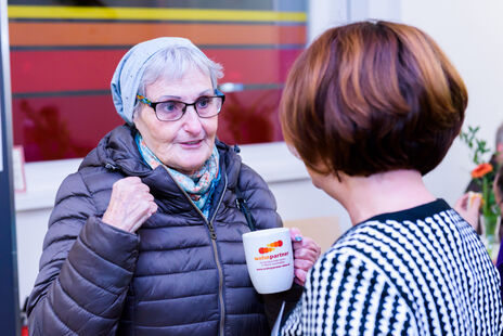 Besucherin im Gespräch mit wohnpartner-Mitarbeiterin