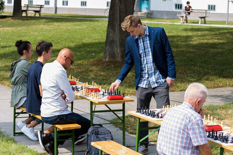 Simultan-Schach beim Schach-Abschlußfest