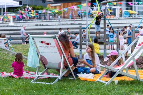 Entspannen beim Sommerfest auf wohnpartner-Liegen