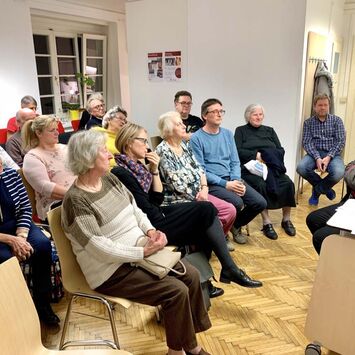 Zahlreiche BesucherInnen bei einem Vortrag über den Blat-Hof