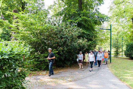 Die TeilnehmerInnen werden durch den Naturschutzgarten geführt.