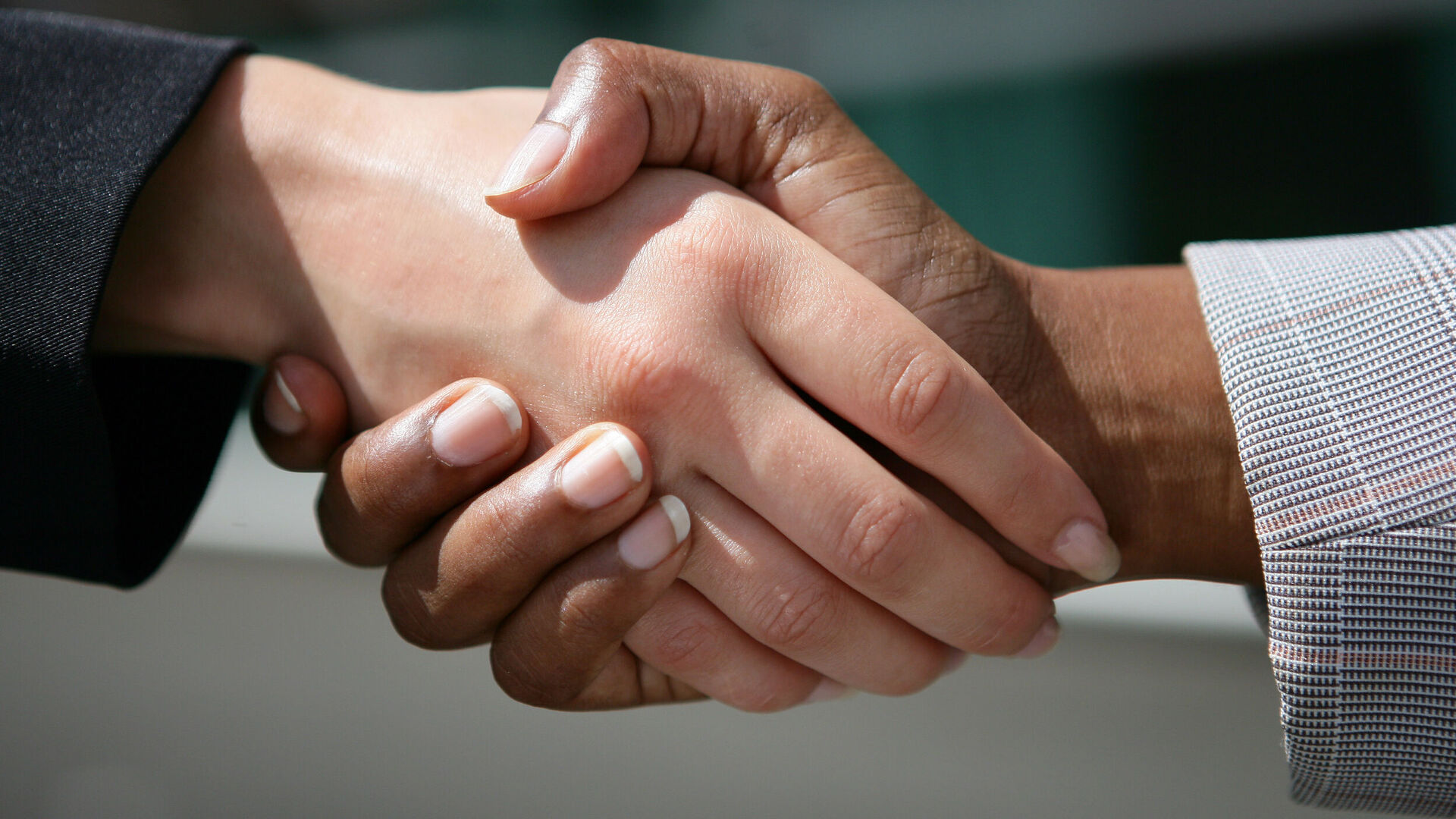 Händeschütteln zweier Menschen