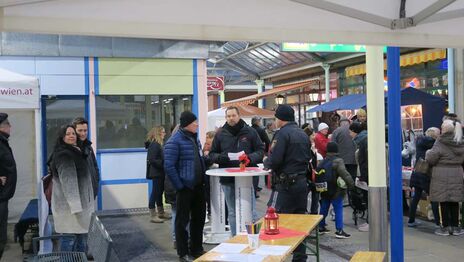 Zahlreiche BesucherInnen beim Adventplausch