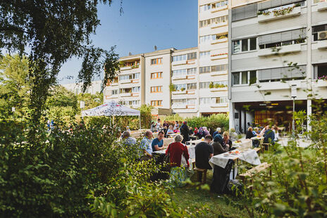 Nur wenige Sitzplätze sind frei, das Fest ist sehr gut besucht.