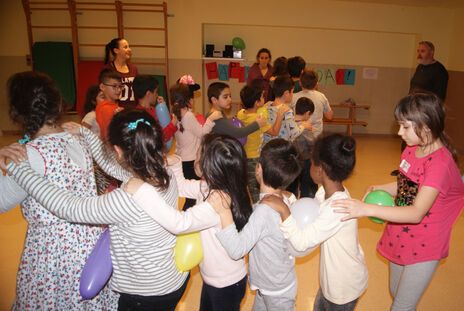 Tanzende Kinderschlange im BewohnerInnen-Zentrum Bassena 10.