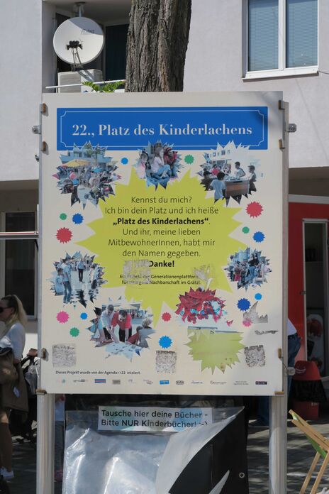 Schild am Platz des Kinderlachens