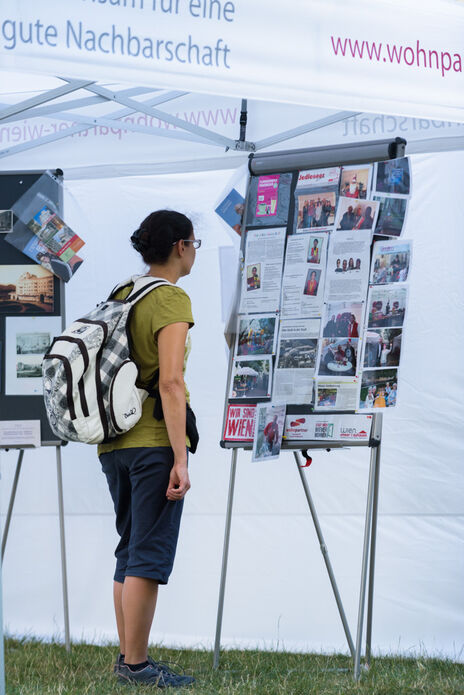 Besucherin bei der Ausstellung