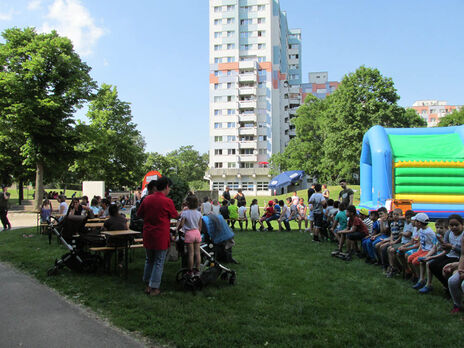 Das Fest ist sehr gut besucht und die Hüpfburg kommt bei den Kleinen gut an.