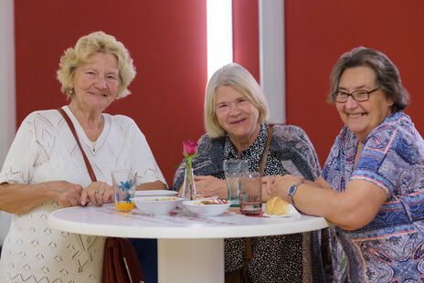 Besucherinnen beim gemeinsamen Essen