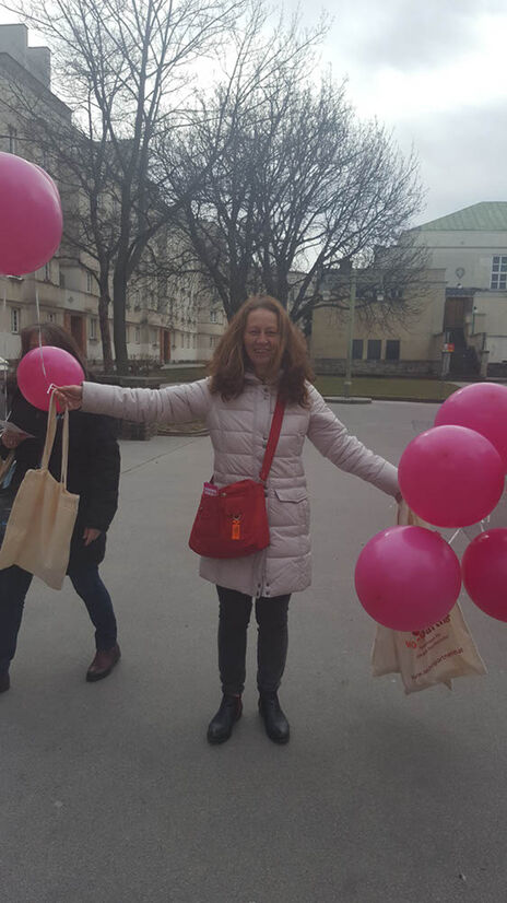 Mit Luftballons, kleinen Geschenken und Einladungskarten haben sie Frauen aus dem Grätzel aktiv ins Frauencafé eingeladen.