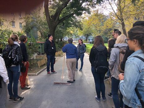 StudentInnen der Universität bei der Führung durch den Theodor-Körner-Hof