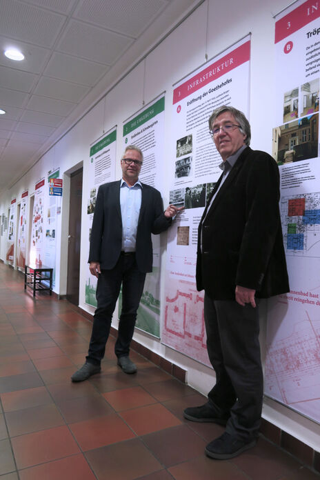 wohnpartner-Mitarbeiter führt durch die Ausstellung 