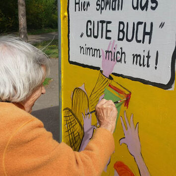 Die Bücherkabine wird von Traude Stix und BewohnerInnen in ein Kunstwerk verwandelt.