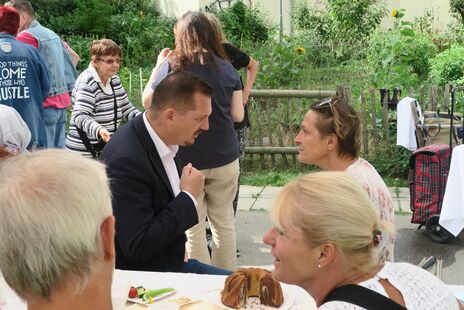  Bezirksvorsteher Marcus Franz im Gespräch mit BewohnerInnen