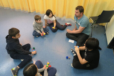 Die Workshops ermutigten die Kinder, offen für gegenseitige Hilfeleistung zu sein. Zudem erfuhren sie, wie sie in Zukunft aus schwierigen Situation herauskommen können und wie sie sich nicht provozieren lassen.