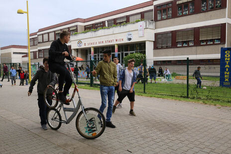 Bei den "WUK crazy bikes" konnten unter Anleitung verschiedene witzige Fahrradkonstruktionen ausprobiert werden.