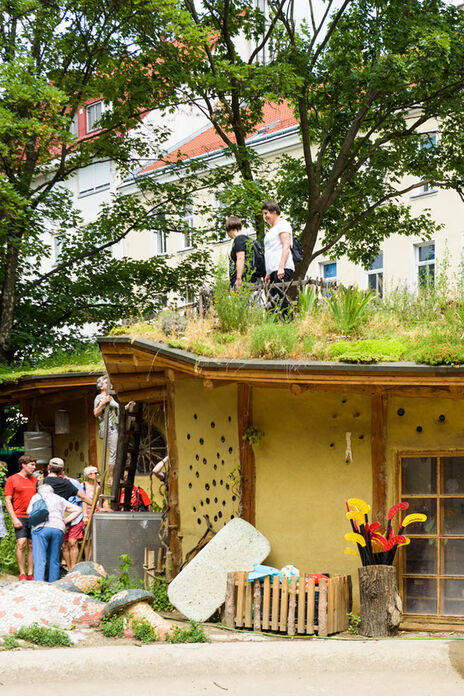 Weiter TeilnehmerInnen wollen das begehbare, bepflanzte Dach erklimmen.