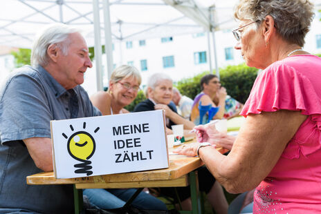 BewohnerInnen beim Ideen-Austausch