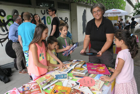 Der Bücherflohmarkt aus der BücherKABINE Fingergasse wurde von den Kindern gestürmt.