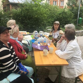 Frauengruppe beim sommerlichen Miteinander