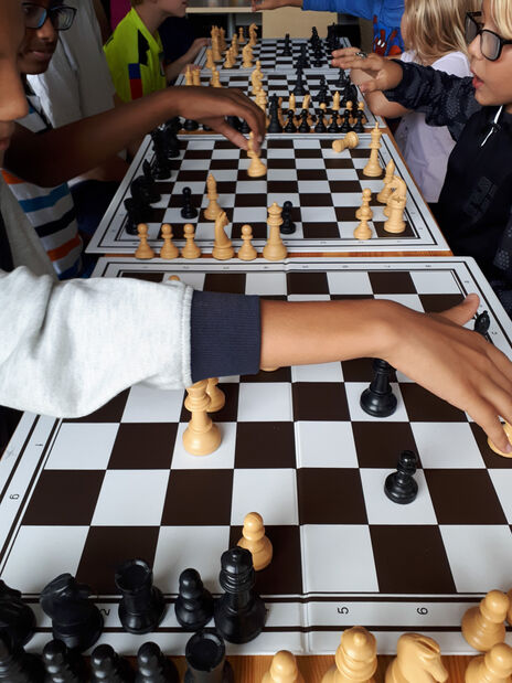 BewohnerInnen beim Schachspiel