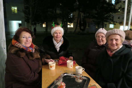 Besucherinnen beim Punschtrinken