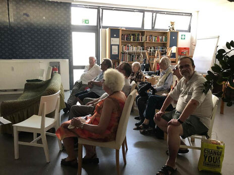 BesucherInnen beim Filmschauen.