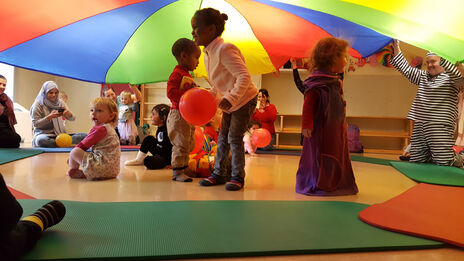 BewohnerInnen spielen mit Kindern beim Faschingsfest