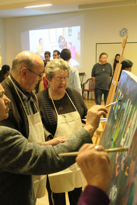 BesucherInnen beim gemeinsamen Malen im BewohnerInnen-Zentrum 