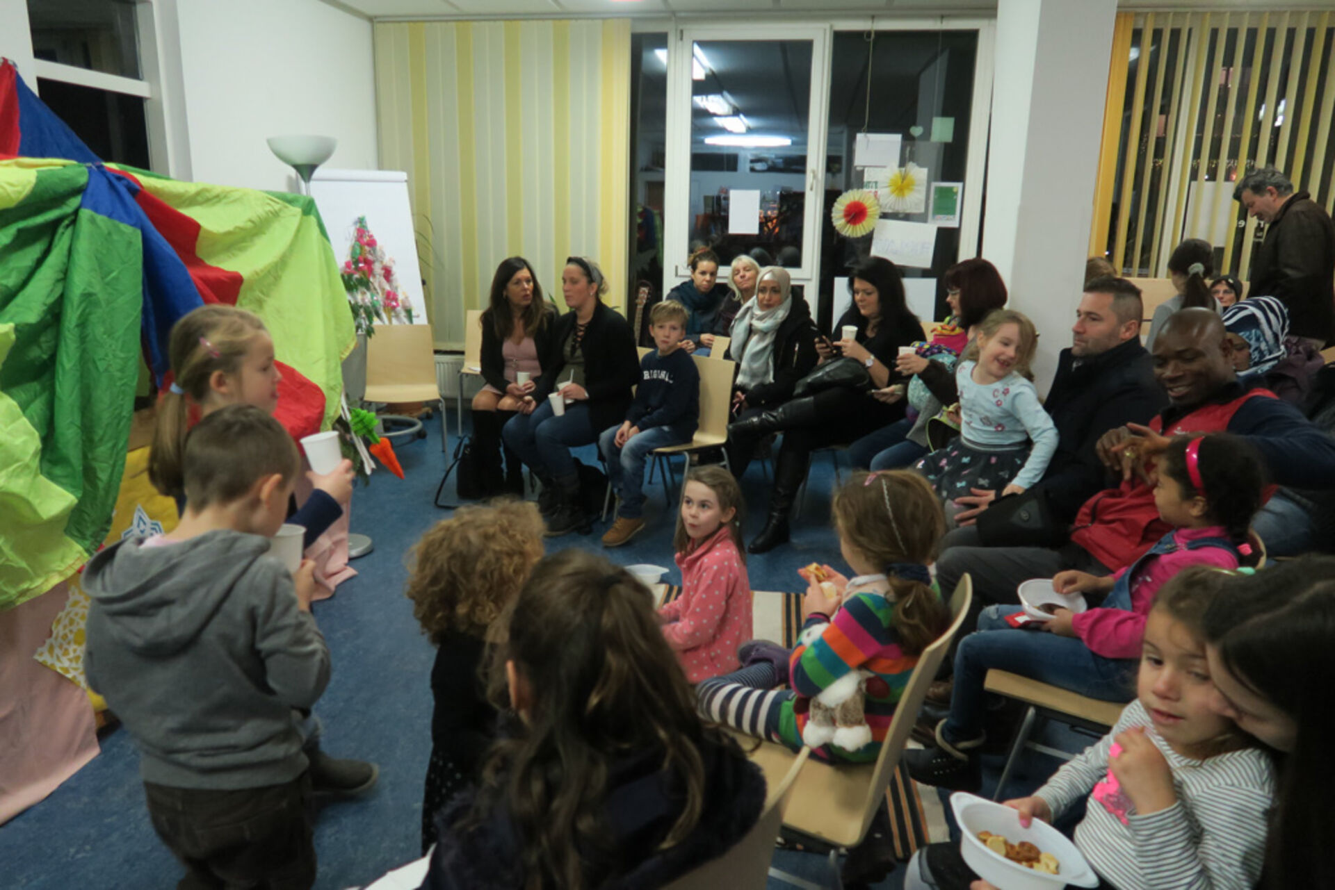 Groß und Klein beim Nikolofest im BewohnerInnen-Zentrum