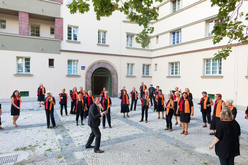 Gemeindebauchor beim Singen in einem Gemeindebauhof