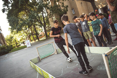 Jungs spielen Fußball.