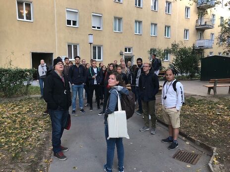 StudentInnen der Universität bei der Führung durch den Theodor-Körner-Hof