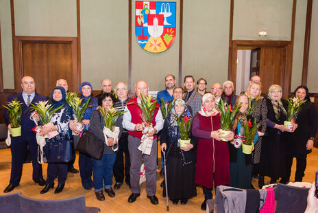 Gruppe ausgezeichneter Teilnehmerinnen mit Blumen