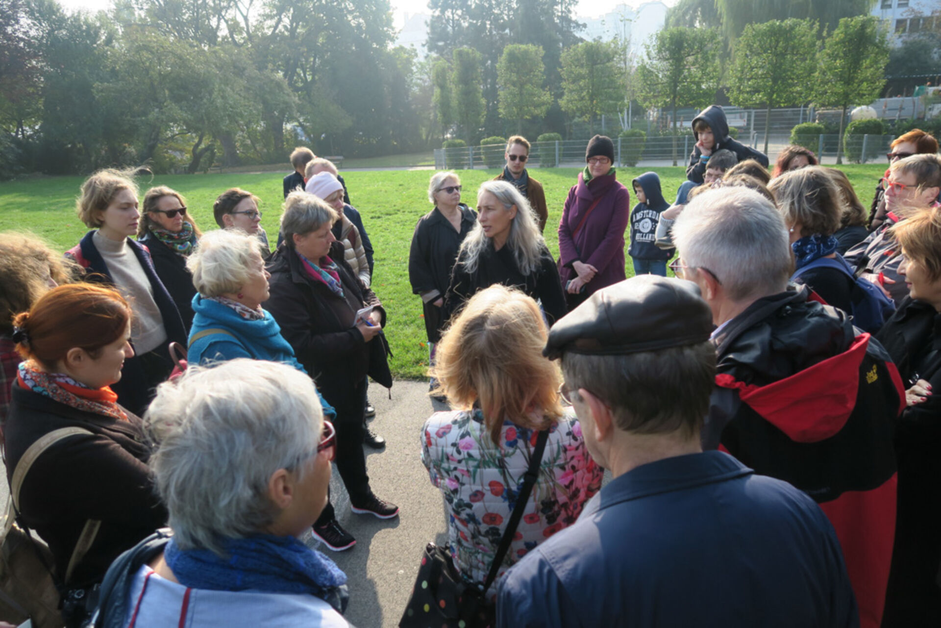 Zahlereiche TeilnehmerInnen beim historischen Spaziergang durch Sandleiten