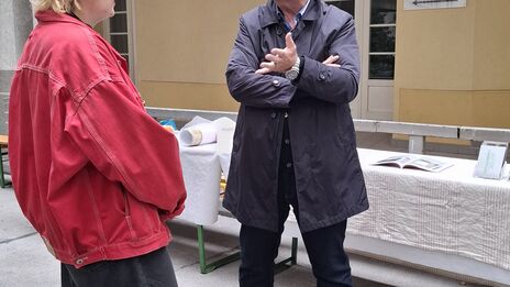 Bezirksvorsteher Alexander Nikolai im Gespräch mit einer jungen Frau