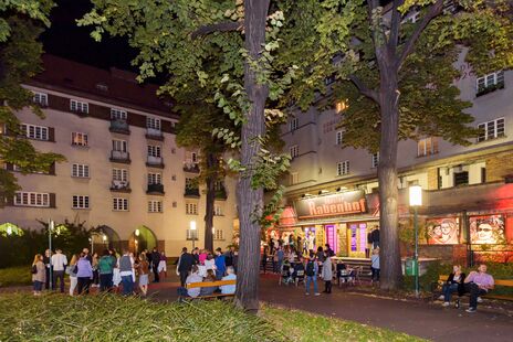 Zahlreiche BesucherInnen im Rabenhof-Theater