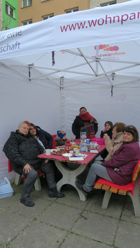 BewohnerInnen beim Adventplausch in der Großfeldsiedlung