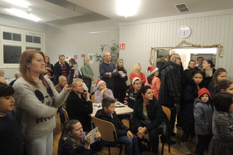 Begeisterte ZuhörerInnen des Kinderchors beim Jahresausklang